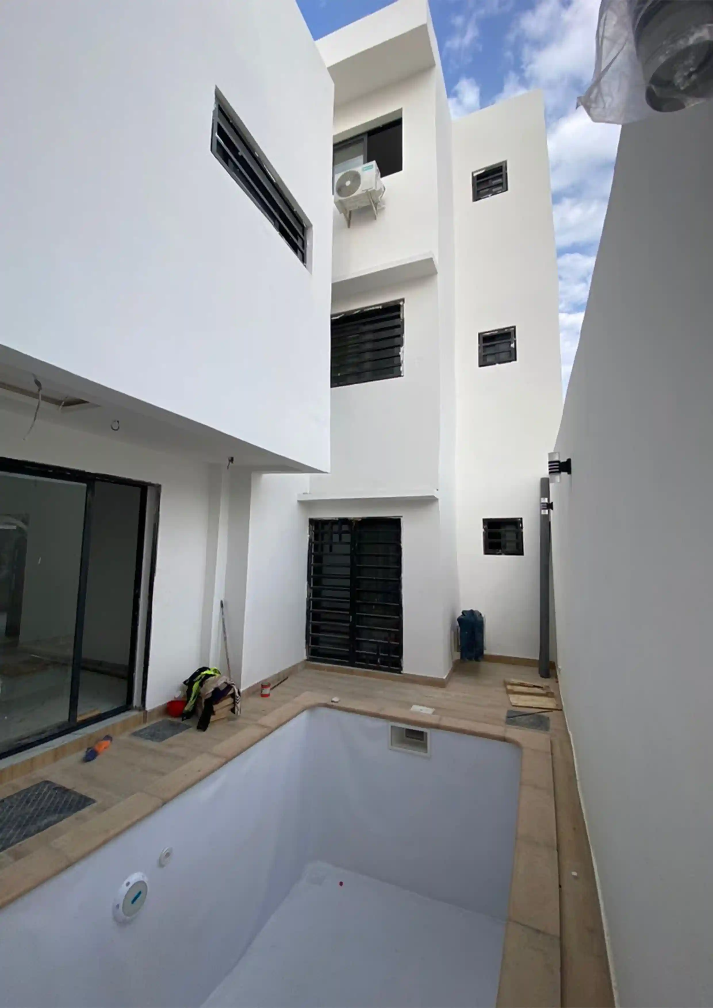 Villa contemporaine livrée, réalisation Alpha Cons à Dakar